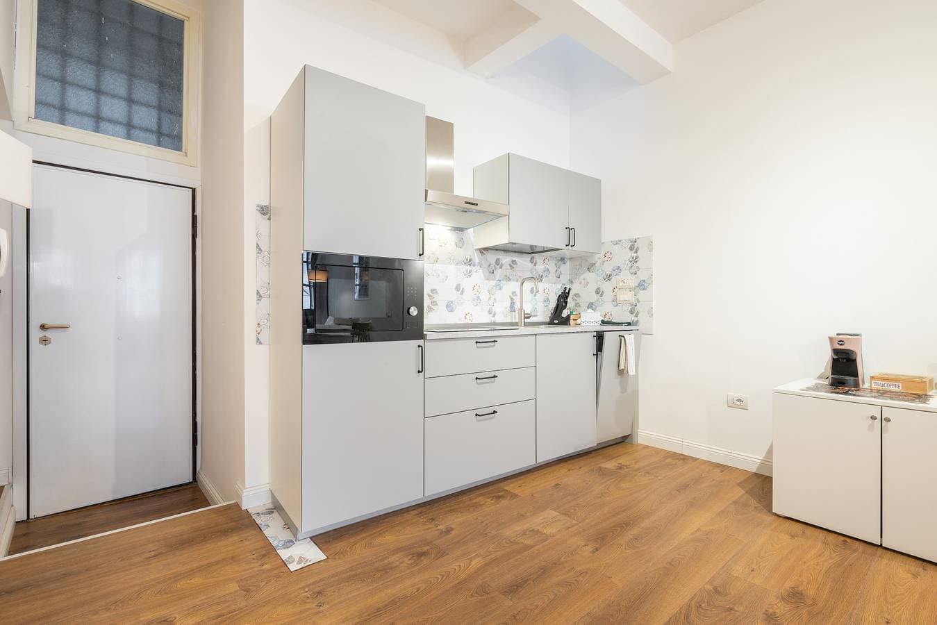 Foto 11 von 28: Tramonto über Sant’Efisio – Modernes Apartment mit Blick auf die Kirche