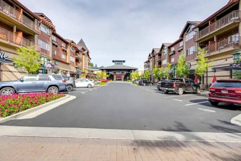 Foto 3 von 28: Riverstone Condo by Lake Cda~King Bed, Walk to Shops & Dining, Close to Downtown