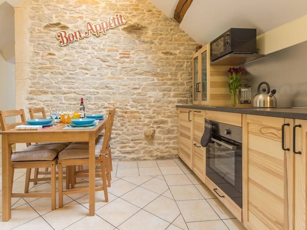 Foto 4 von 16: Steinhaus bei Beaune mit Terrasse und Parkplatz
