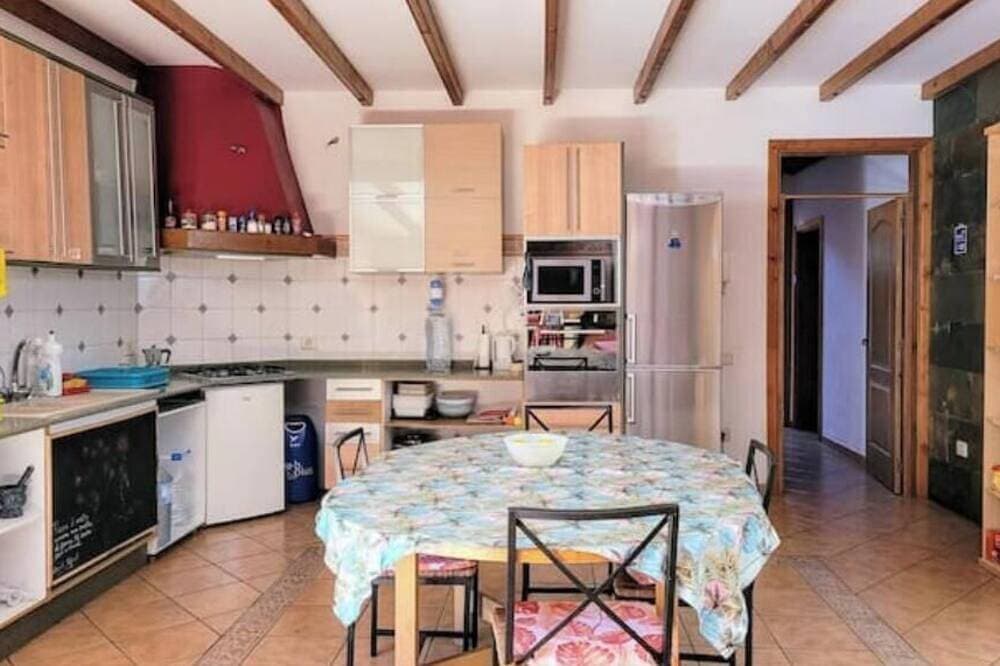 Foto 11 von 12: Large and bright room in Vecindario, with extra-large bed