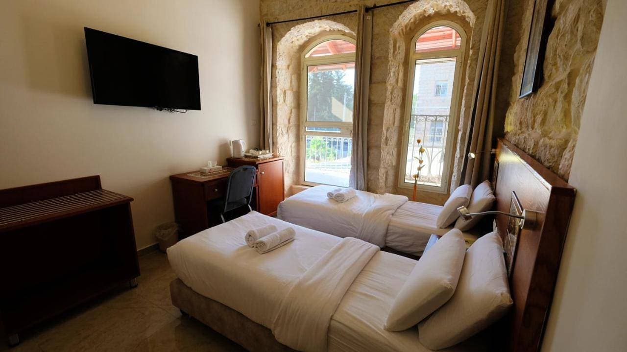 Foto 2 von 22: Family Room with Balcony (1 Double Bed + 1 Single Bed)