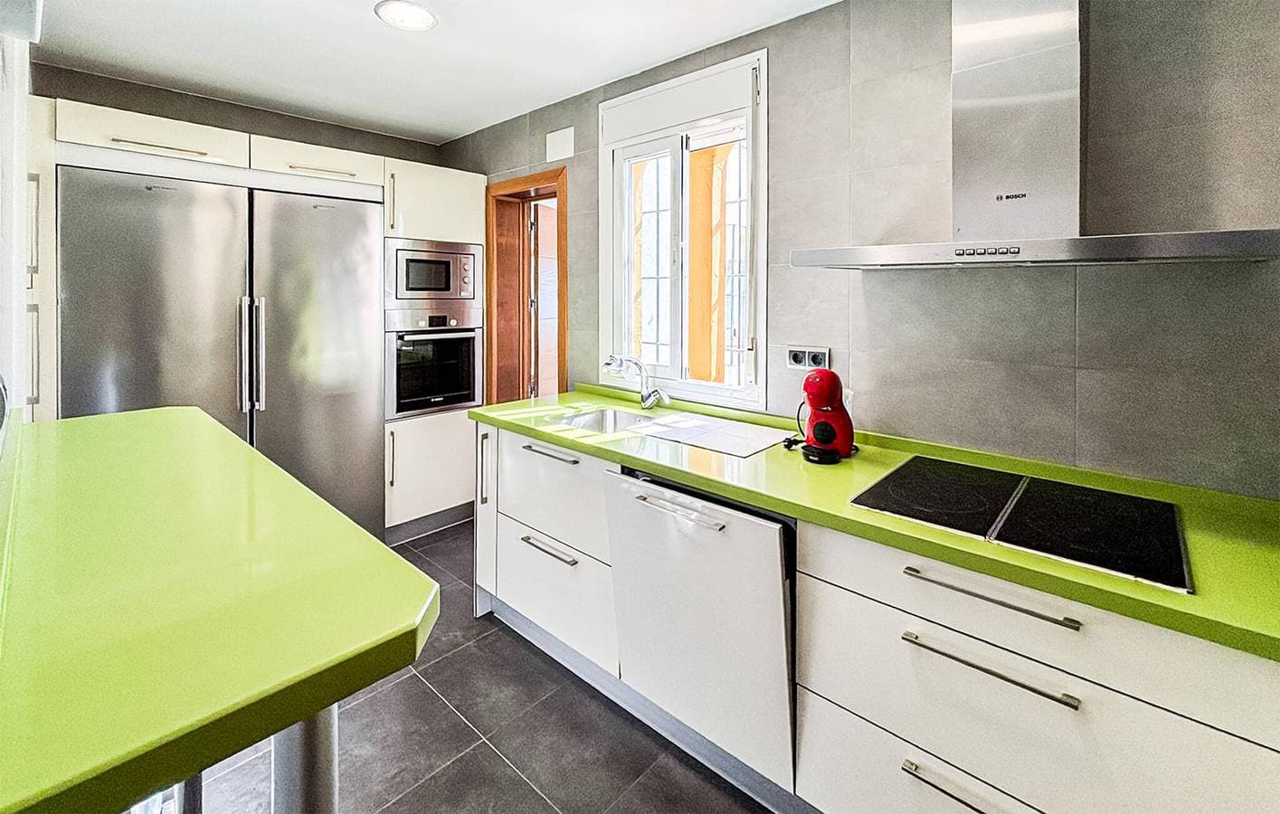 Foto 8 von 25: Gemütliche 200 m² große Ferienwohnung mit Pool, Terrasse und Zugang zum Strand