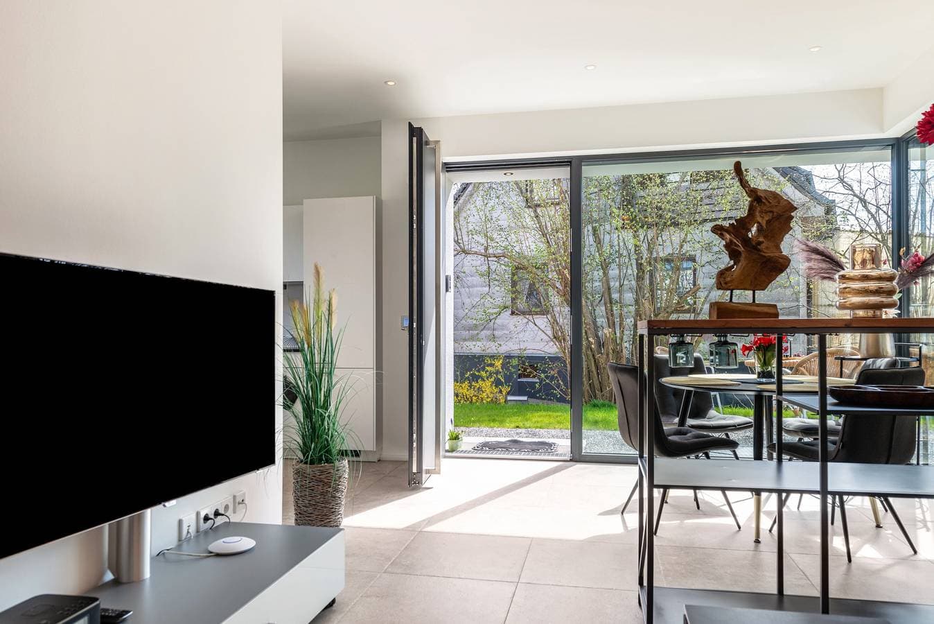 Foto 11 von 22: Ferienwohnung 'Design Mettnaublick' mit Seeblick, privater Terrasse und WLAN