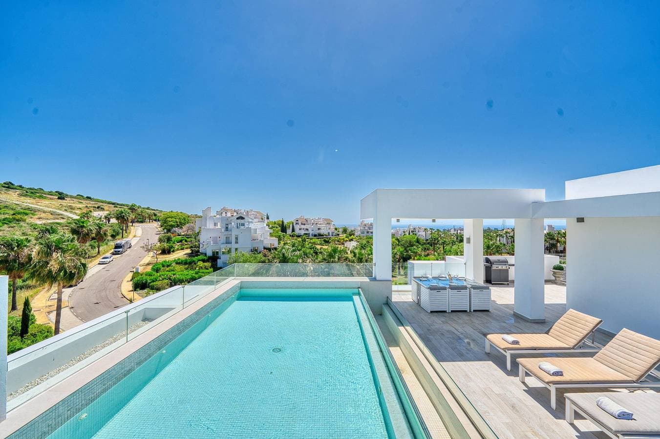 Foto 4 von 47: 2288 Luxury Penthouse with Private Rooftop Pool