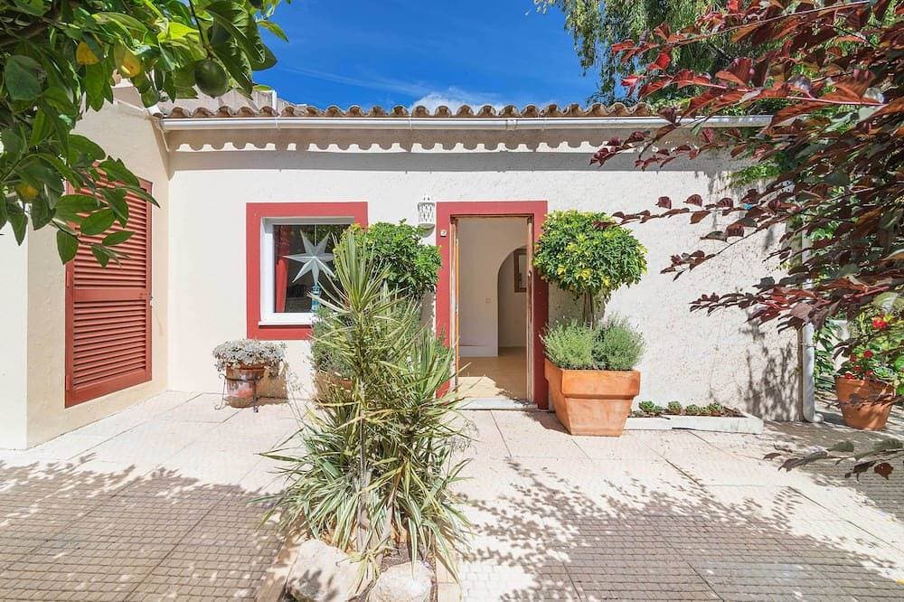 Foto 9 von 19: Own house on a 3 villa property with shared pool.