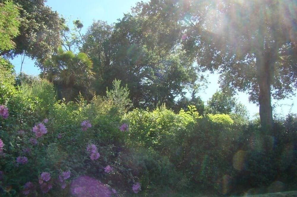 Foto 11 von 30: House on cliff facing Gironde estuary