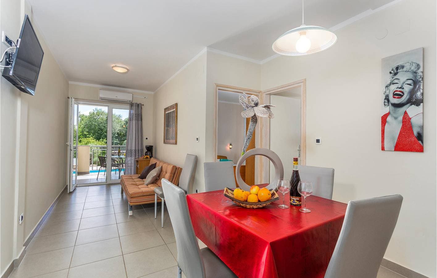 Foto 11 von 41: Gemütliche Ferienwohnung mit WLAN, Terrasse und Pool – 1 km vom Strand von Jert entfernt