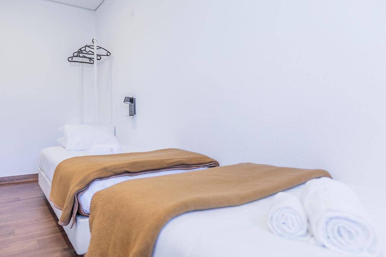 Foto 6 von 10: Twin Room with Shared Bathroom