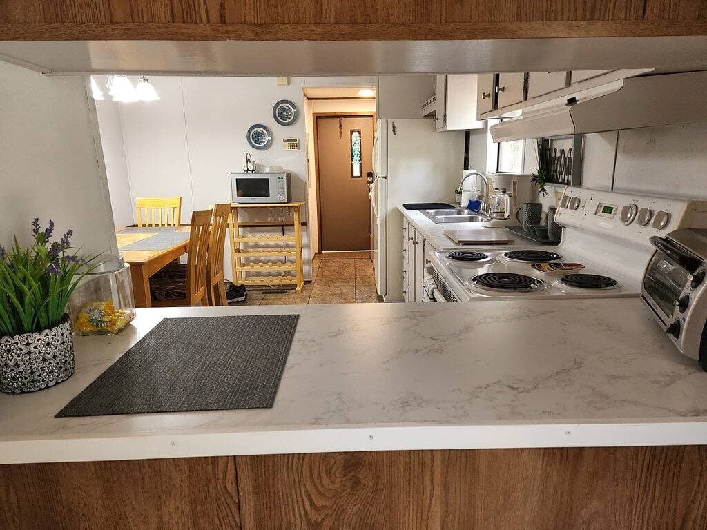 Foto 11 von 17: 1,5 Hektar parkähnliches bewaldetes Grundstück. Sauberes 3/2 mit viel Parkplätzen.