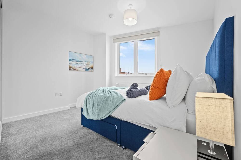Foto 3 von 22: Modern & Comfortable 2Br | 12 mins to Heathrow & 30 mins to Waterloo