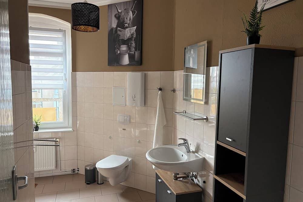 Foto 12 von 30: Modern eingerichtete 3 Zimmer Wohnung Blick auf den Park Balkon und Aufzug
