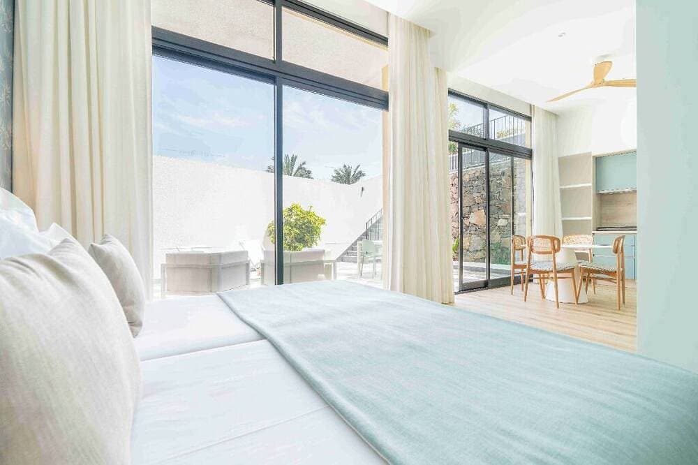 Foto 4 von 18: Sophisticated Studio w/ Balcony near Ocean – Peaceful Relaxation with Breakfast!