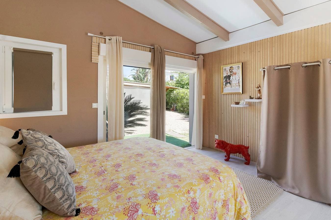 Foto 12 von 22: Gästezimmer „Le Pape - Chambre“ mit Meerblick, WLAN und Klimaanlage