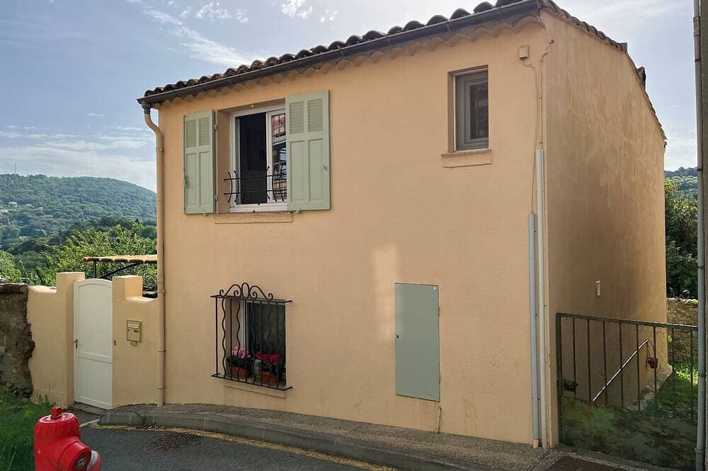 Foto 10 von 20: Schönes freistehendes Haus mit zwei Schlafzimmern, privat, mit 40qm Außenterrasse.