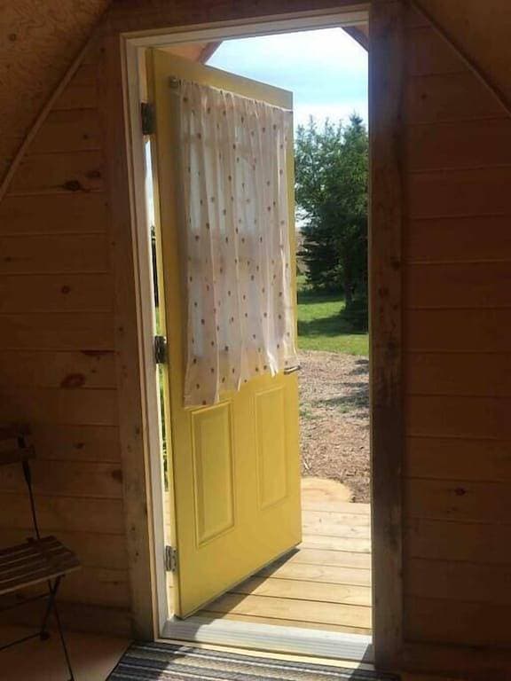 Foto 2 von 7: Blue Spruce Camping Pod at The Spruces