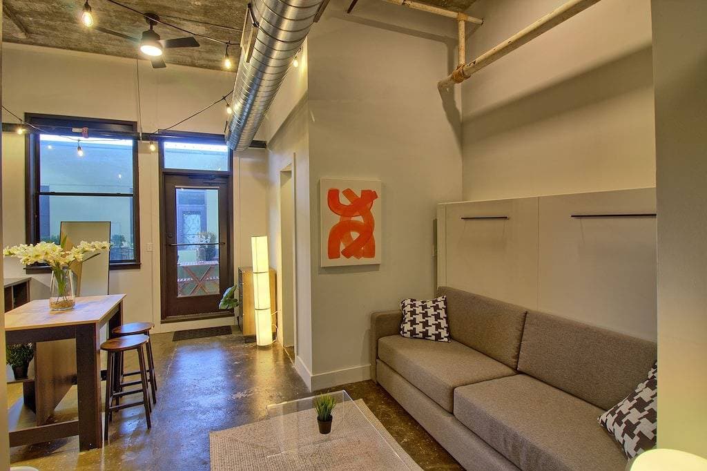 Foto 13 von 23: Chic Ultramodern Minimalist Studio Loft + Patio