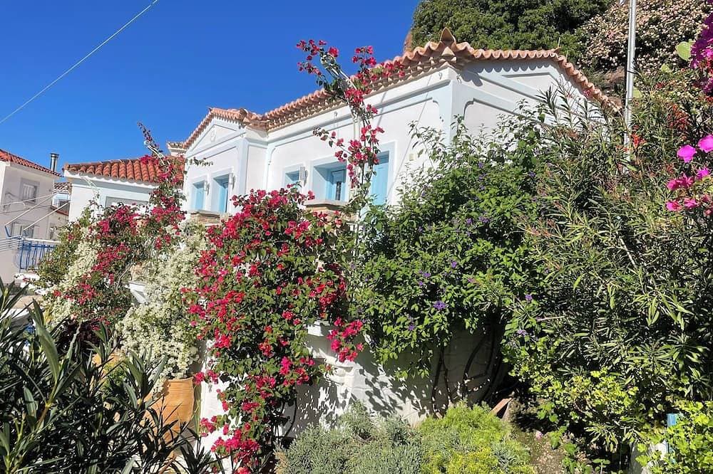 Karen’s Mikro Spiti, Poros. 1