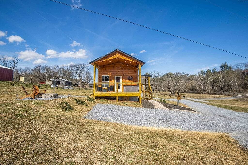 Foto 4 von 35: ⛰Romantic Tiny Home - Wi-Fi & Hot Tub & Fire Pit