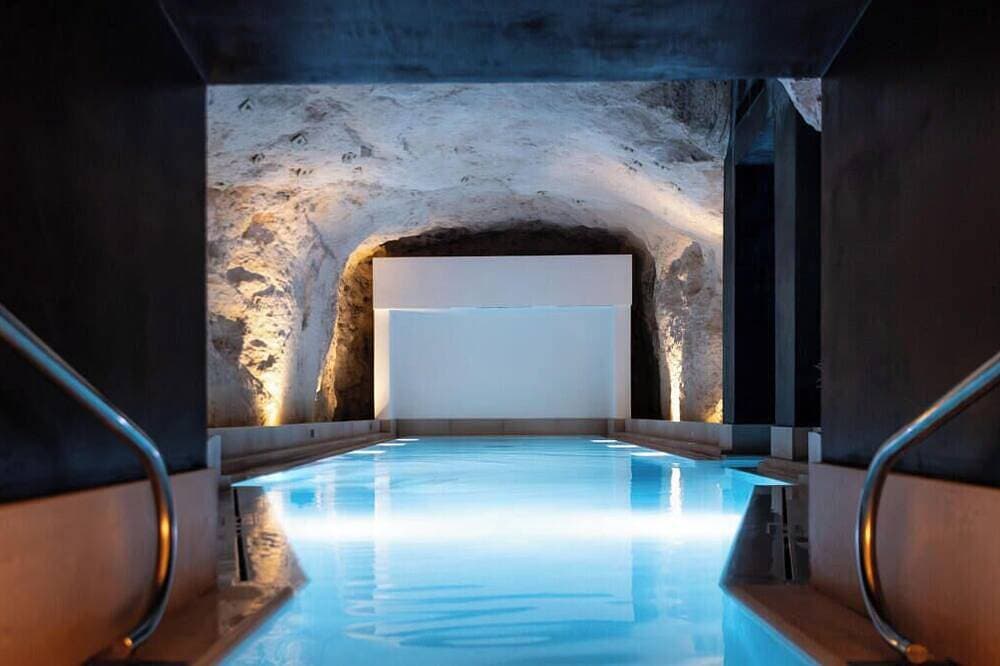 Foto 13 von 30: Mercury Tower Exclusive 1Br w/Rooftop Pool by ArcoCollection
