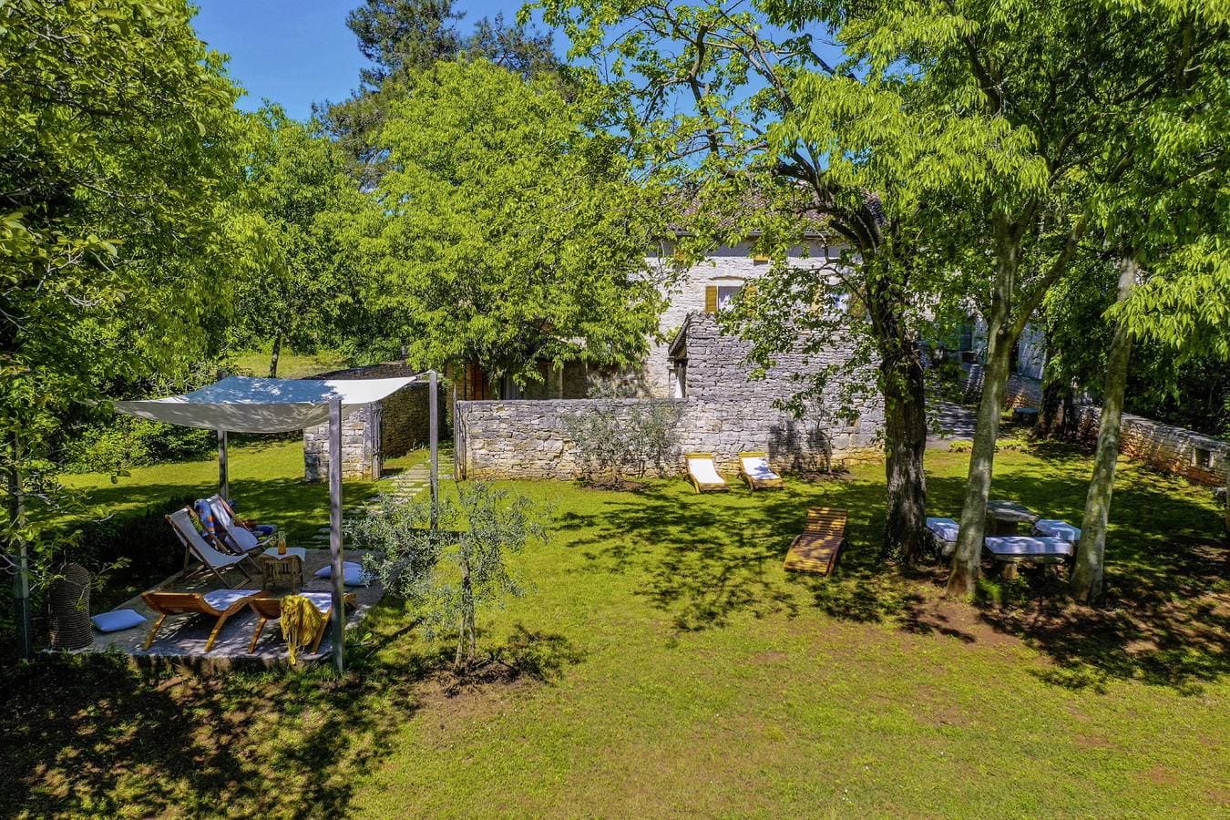 Foto 6 von 48: Ferienhaus Una * 1000 m2 Garten mit Liegewiese, Grill, WLAN