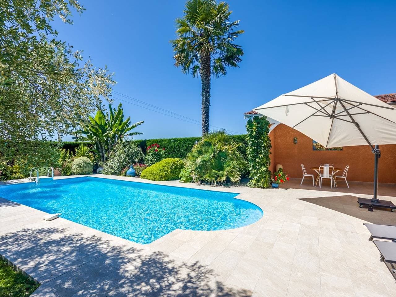 Foto 6 von 40: Ferienhaus in Barry-d'Islemade mit Pool