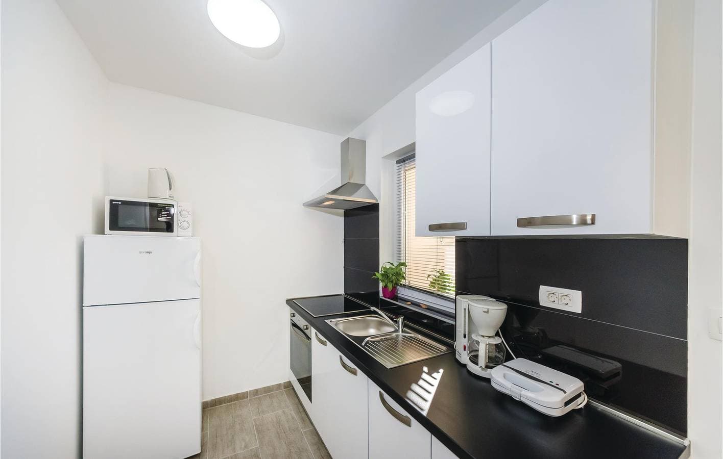 Foto 13 von 32: Apartment am Meer mit Terrasse, Küche und Parkplatz – 2,5 km von Novigrad entfernt