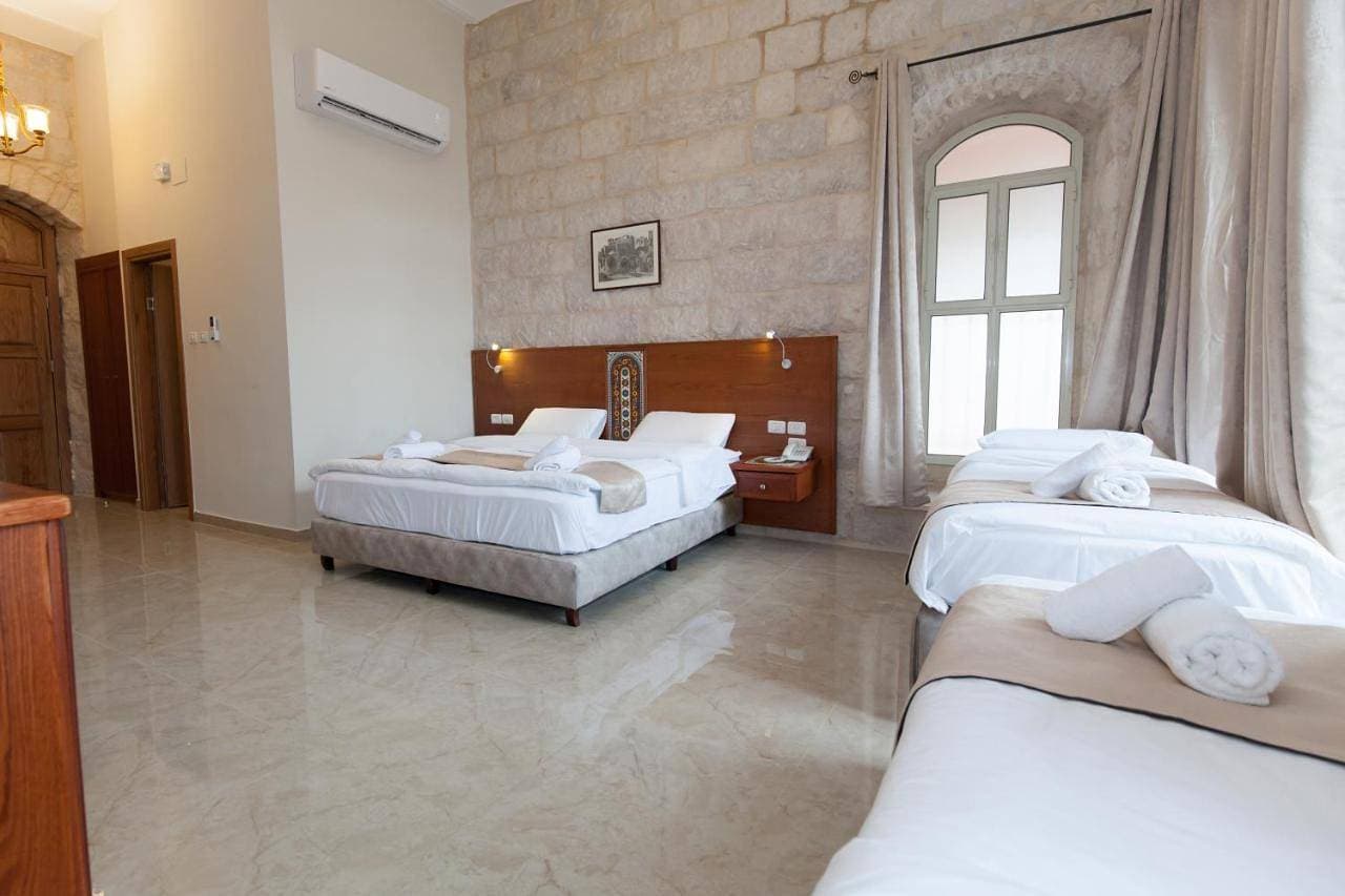 Foto 11 von 22: Family Room with Balcony (1 Double Bed + 1 Single Bed)