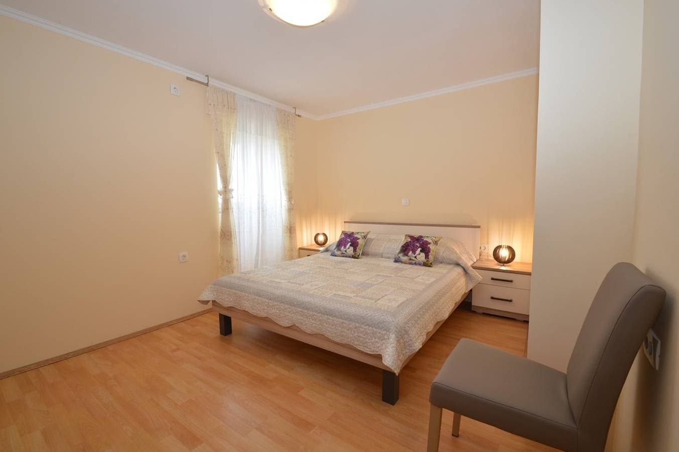 Foto 10 von 20: Das Apartment Hrasta 1 ist eine Unterkunft in Hrasta auf der Insel Cres, 43 km von Mali Lošinj entfernt. Die Wohnung ist ideal für eine Familie oder eine Gruppe von bis zu vier Personen und verfügt über zwei Schlafzimmer, eine Küche, ein Wohnzimmer, ein Esszimmer, ein Badezimmer mit Badewanne und eine Waschmaschine. Private Parkplätze stehen vor der Wohnung zur Verfügung.