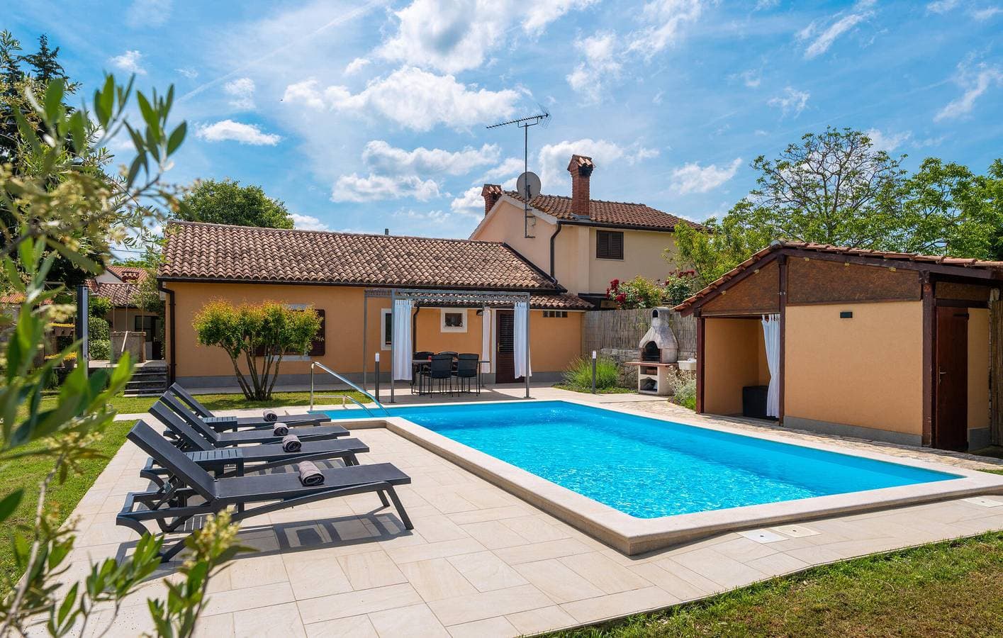 Foto 12 von 27: Modernes Apartment mit einem Schlafzimmer, Pool, Terrasse und WLAN in der Nähe von Labinci