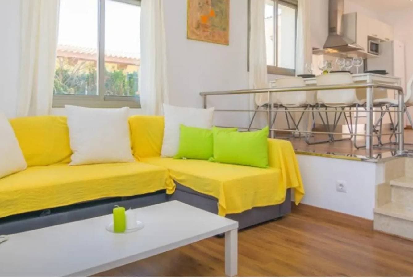 Foto 6 von 25: Geräumiges Ferienhaus Bahamas 1 mit WLAN, Pool, Balkon, Terrassen und Garten