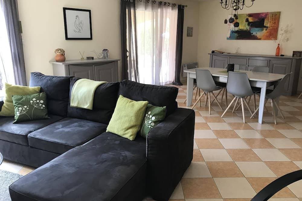 Foto 10 von 26: Haus auf einer Ebene, ruhig, mit Garten und Pool