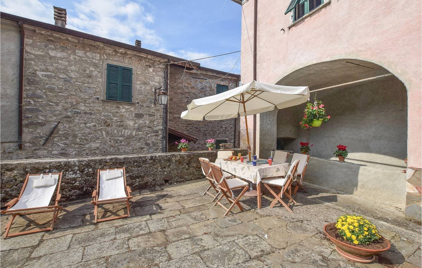Foto 2 von 21: 100qm Wohnung mit WiFi, Pool und Garten