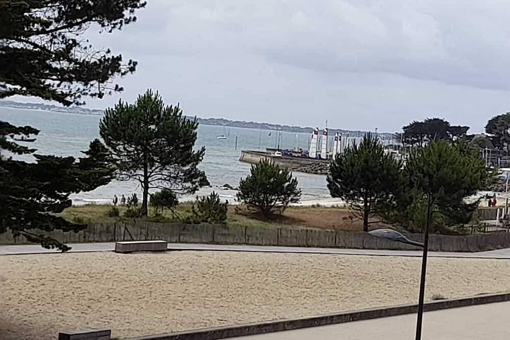 2-star apartment with sea view on Carnac's main beach 1