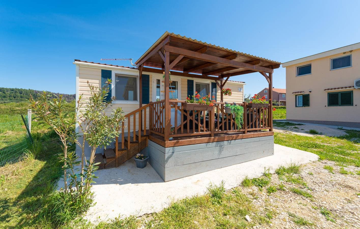 Foto 2 von 23: Gemütliches Mobilheim mit Meerblick, WLAN und Terrasse – 1 km vom Strand entfernt