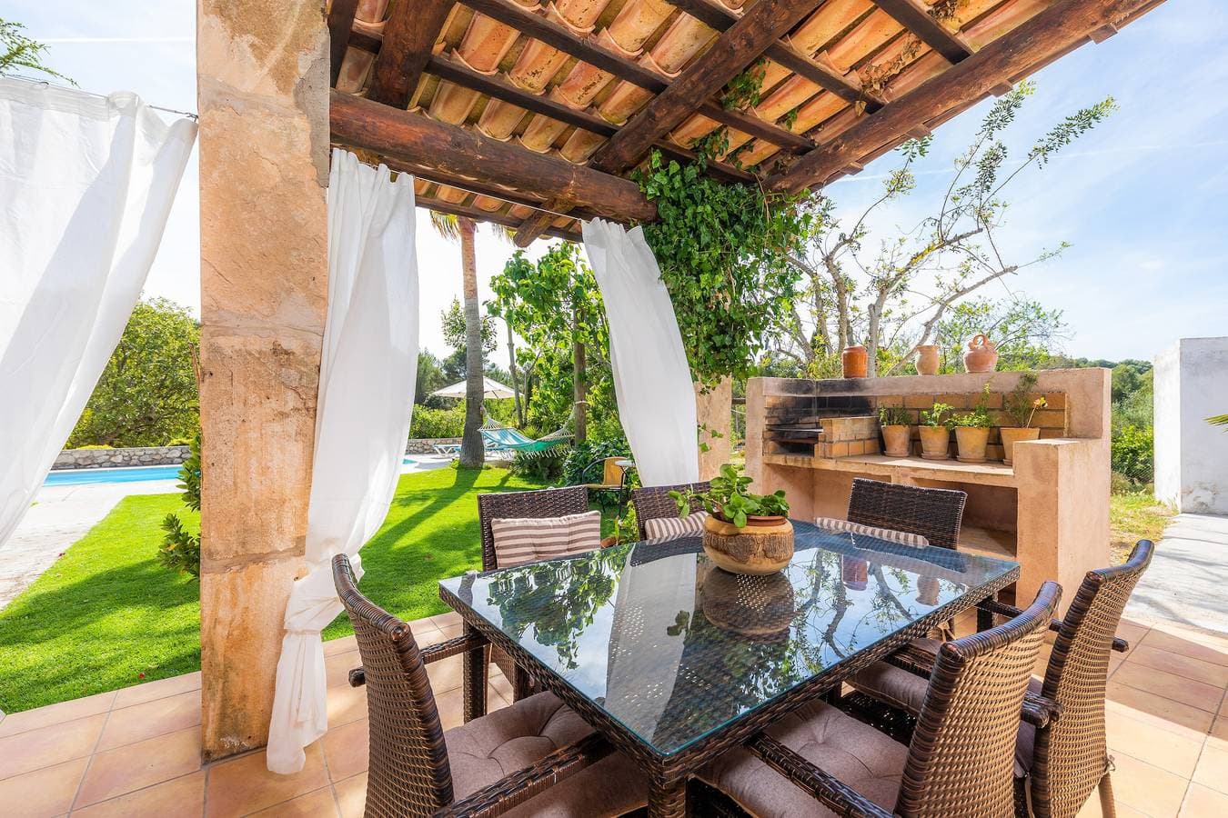Foto 8 von 37: Schönes Landhaus mit Pool, Garten, Terrassen & WLAN