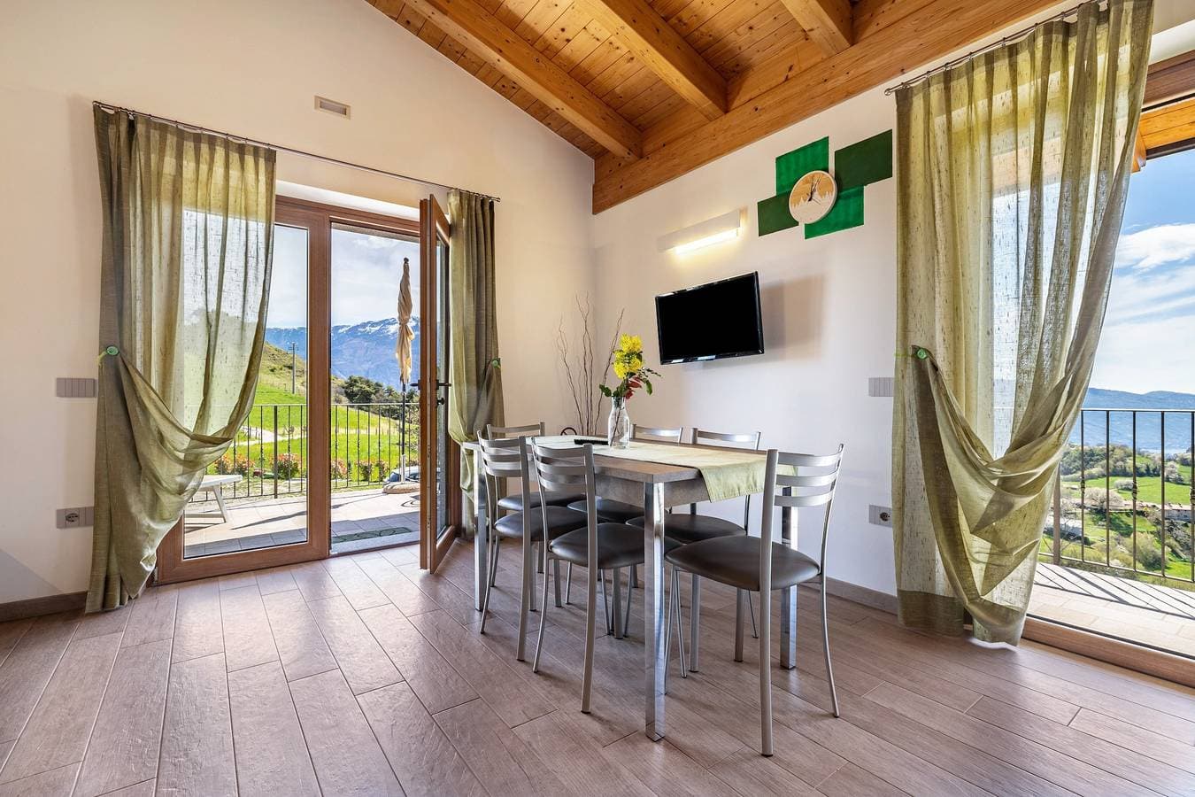 Foto 5 von 35: Ferienwohnung Bocca Nevese Pino mit Seeblick, Garten & WLAN