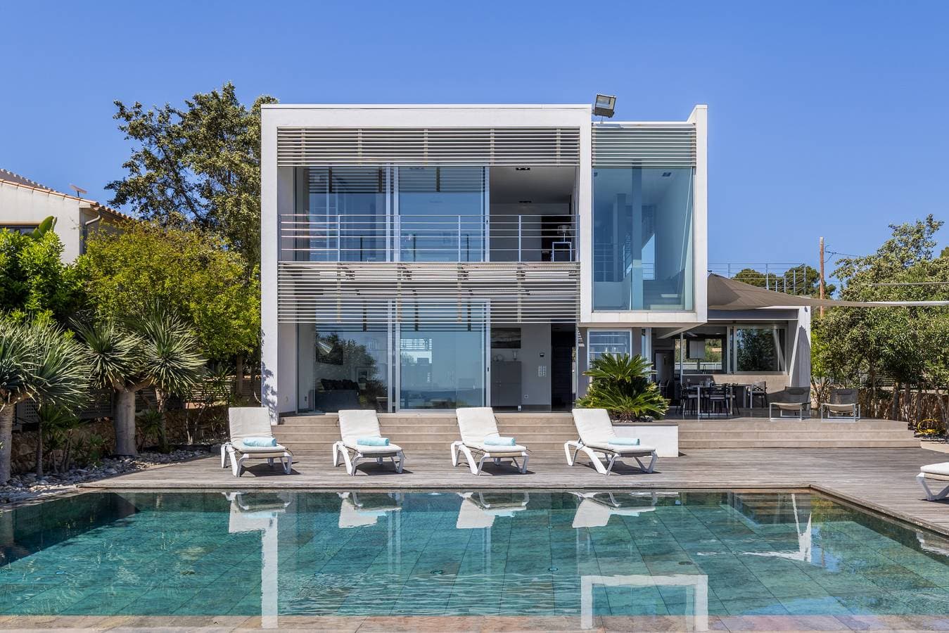Foto 2 von 39: Pool with Sea Views - Villa Es Pas