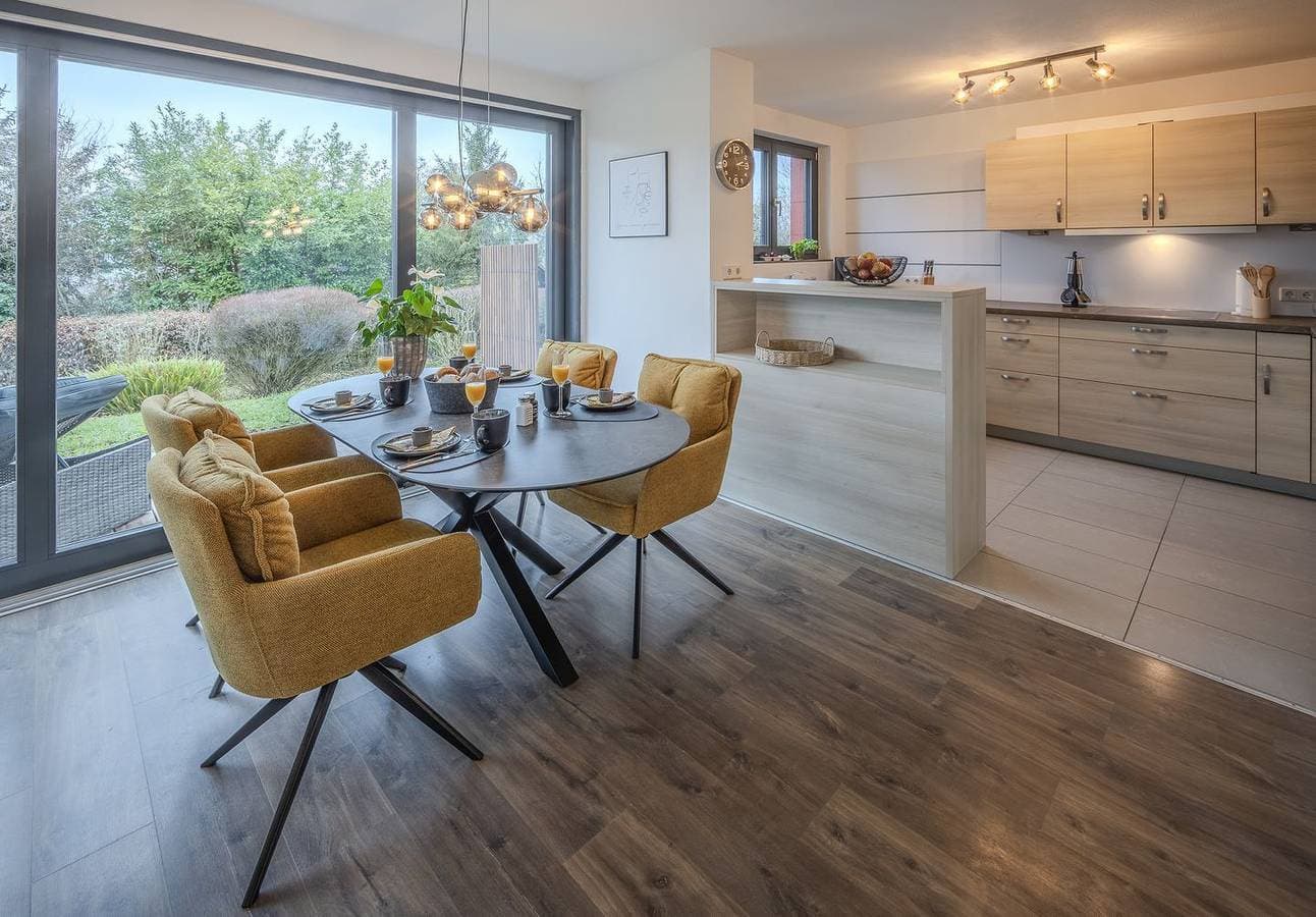 Foto 6 von 18: Seenahe große + sehr moderne Ferienwohnung Konny mit  überdachter Terrasse