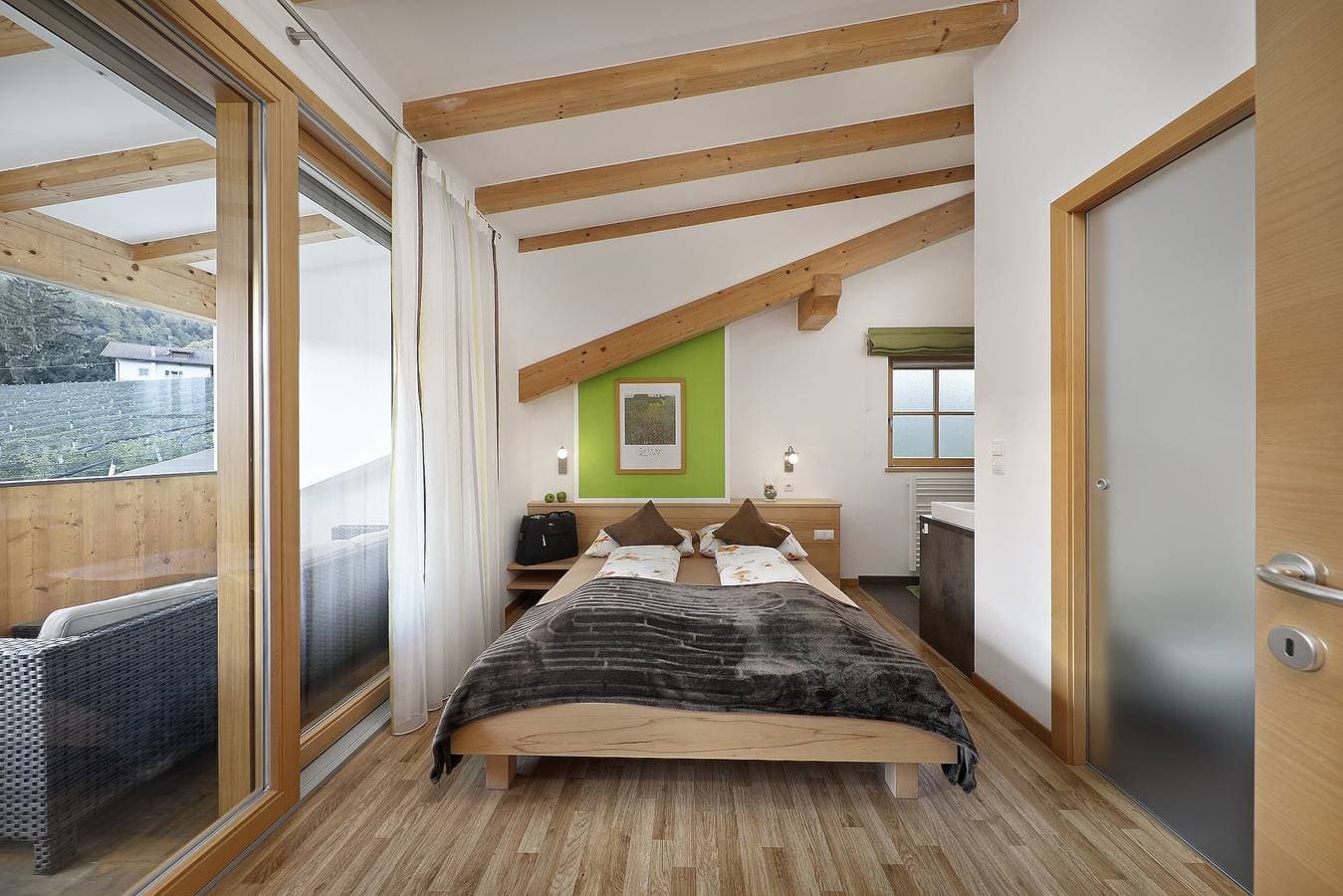 Foto 6 von 26: Ferienwohnung "Feldhof Apfeloase" mit Salzwasser Pool, Panoramaliegewiese und Balkon