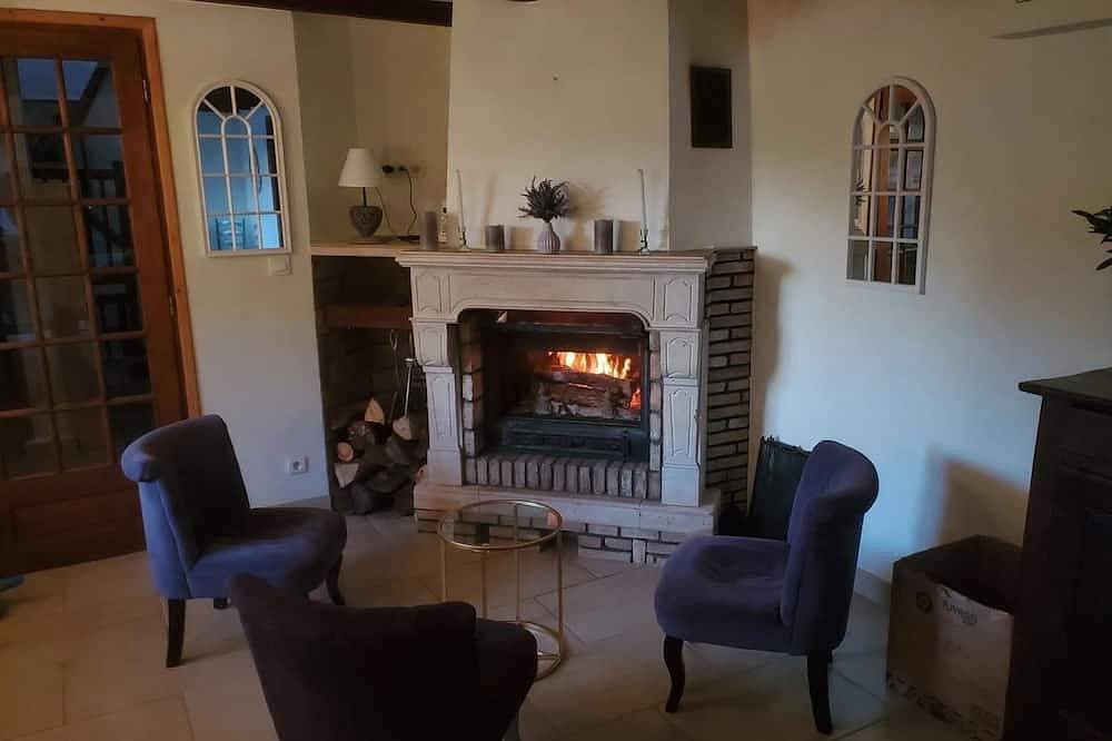 Family house sleeps 12 - 6 bedrooms - swimming pool - very large garden 1
