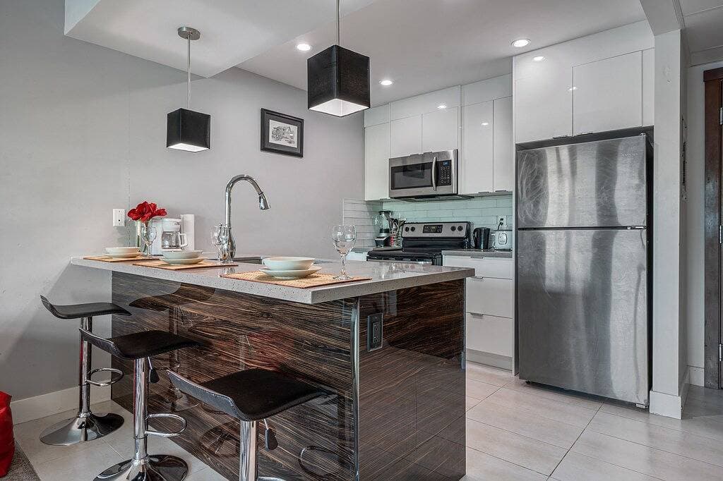 1 Bed + 1 Bath Riverside Bliss Condo In Downtown 1