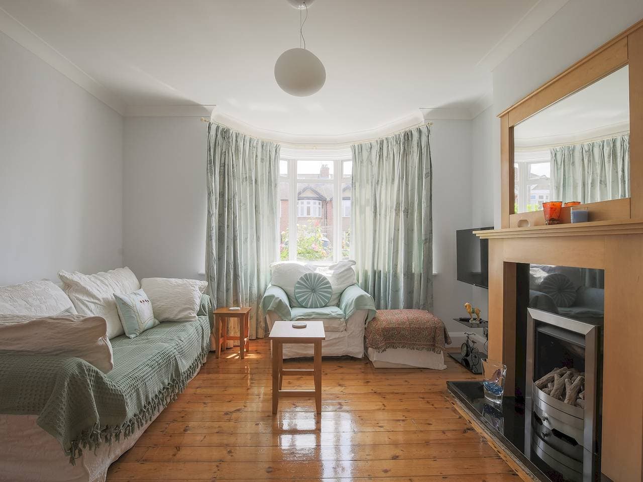 Foto 9 von 30: Charming Family Home in Windsor - Parking & Garden - Pass the Keys