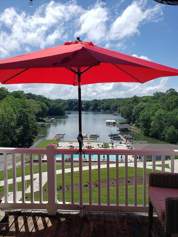 Foto 5 von 46: Breathtaking Sunset Views Over Smith Mountain Lake offers no stairs to condo