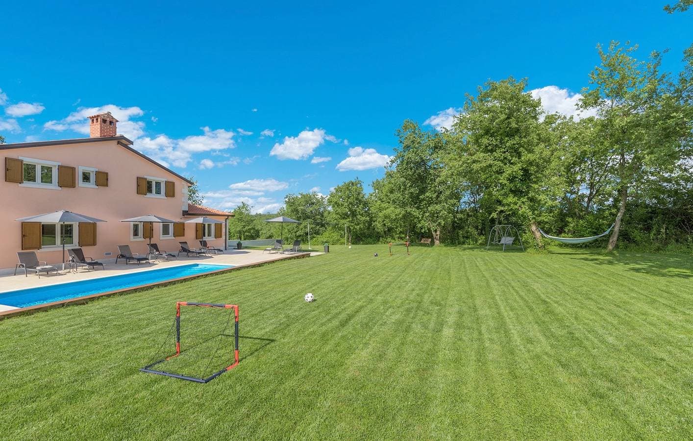 Foto 8 von 50: Große Familienvilla mit privatem Pool