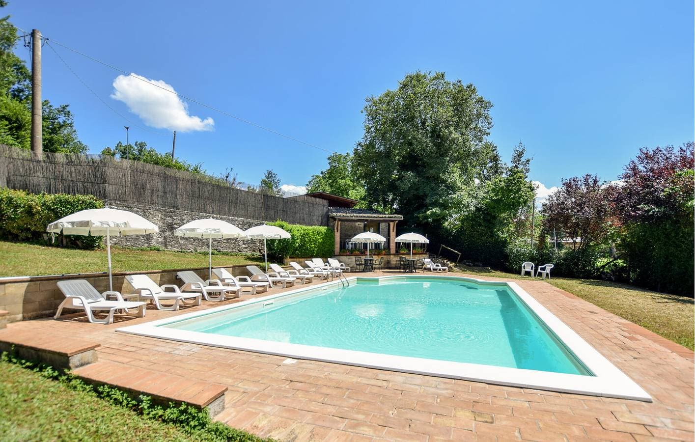Foto 11 von 22: Charmante 230 m² große Wohnung mit Pool, Garten und Parkplatz