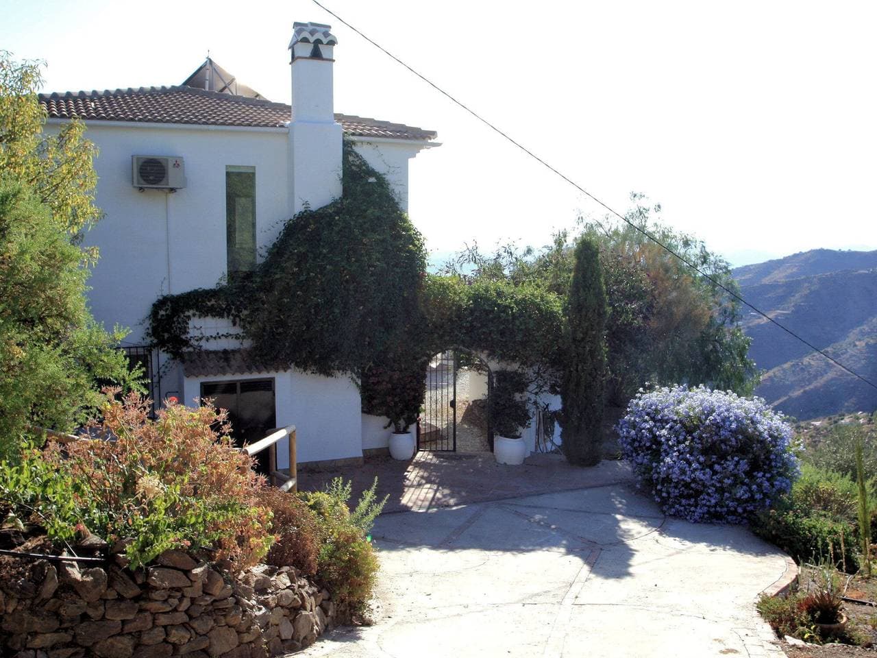 Foto 2 von 40: Sonnendurchflutete Villa mit blauem Wasser