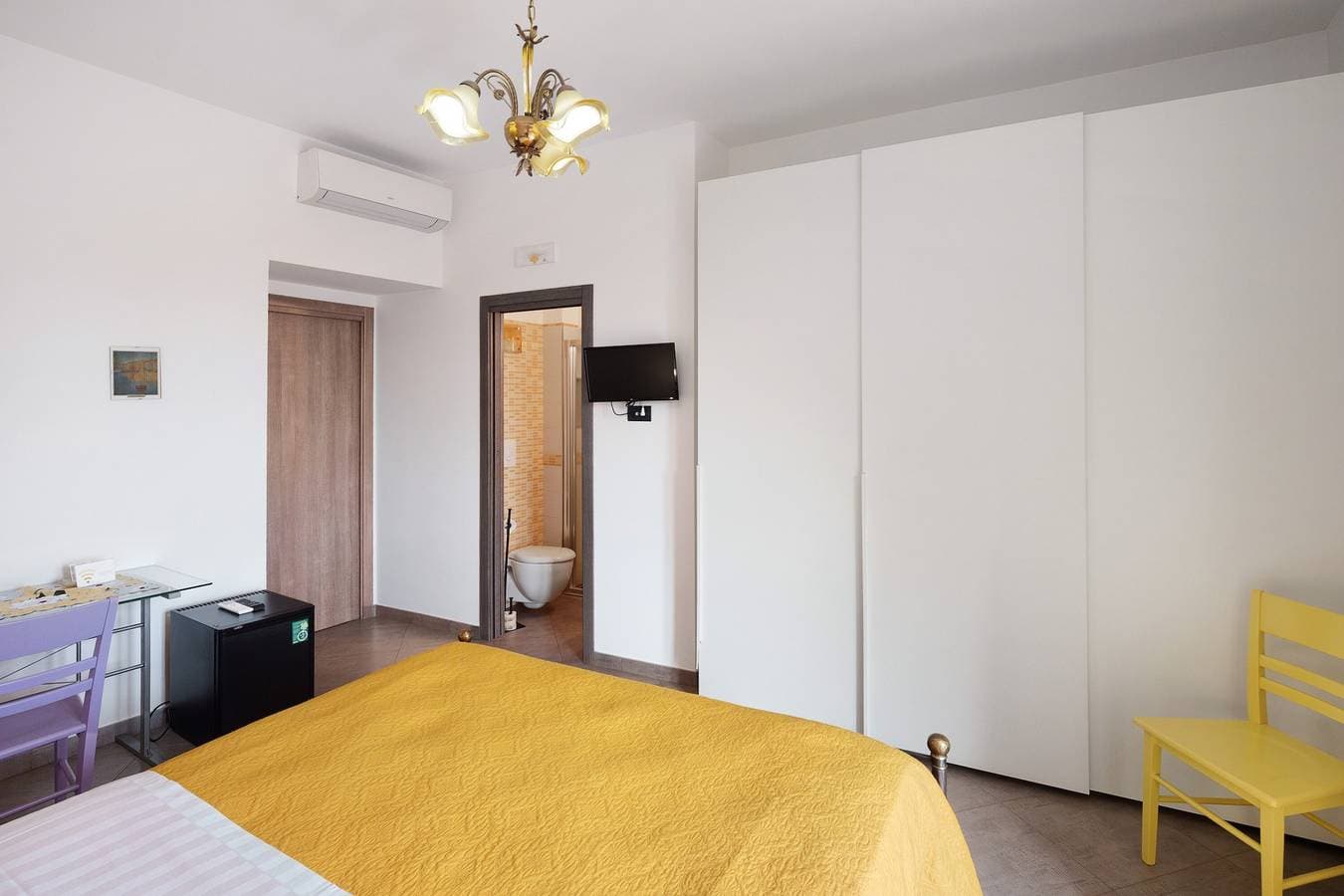 Foto 11 von 13: Zimmer 'Camera Libeccio Vista Mare' mit Meerblick, WLAN und Klimaanlage