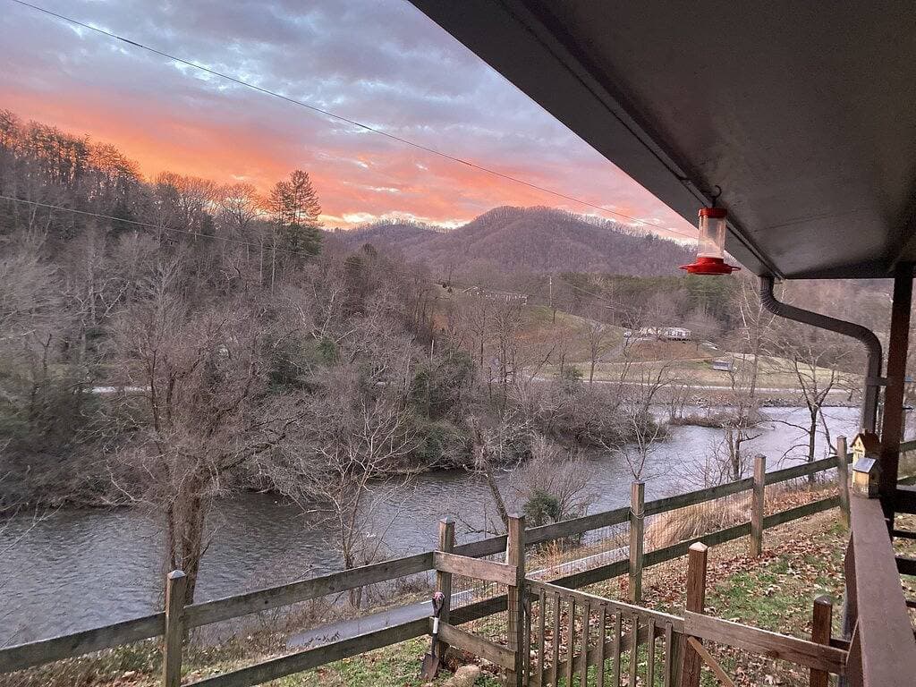 Foto 2 von 43: Gemütliche Hütte mit Blick auf Tuckaseegee Flusses Sylva, Nc 28779