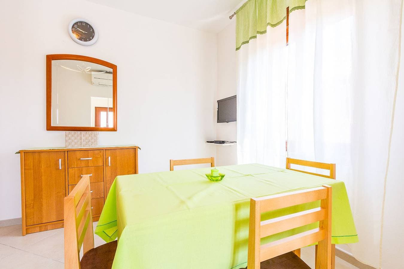 Foto 8 von 21: Ferienwohnung nur 500 Meter bis zum Kieselstrand mit Küche, Klima, WLAN, Haustiere erlaubt