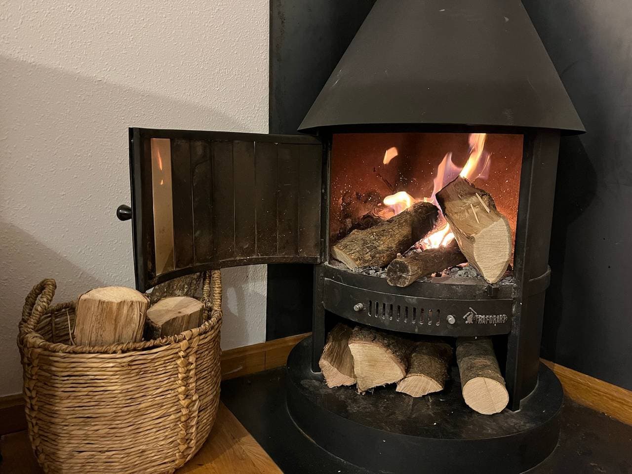 Foto 5 von 30: Ferienwohnung 'Mirador de la Neu' mit Bergblick, Gemeinschaftsgarten und Balkon